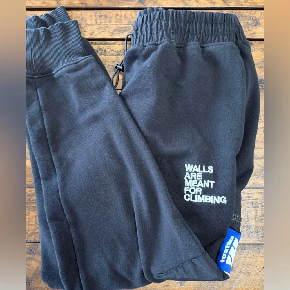The North Face Women’s Coordinates Hoodie/Jogger Set - Picture 5 of 7